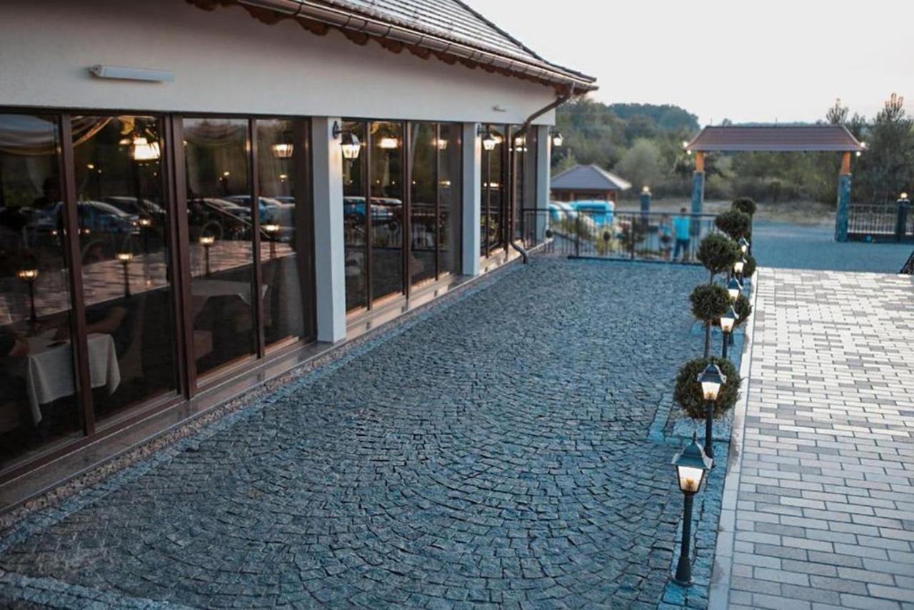 Chizay. Мала Гора Hotel แบรฮอฟ ภายนอก รูปภาพ