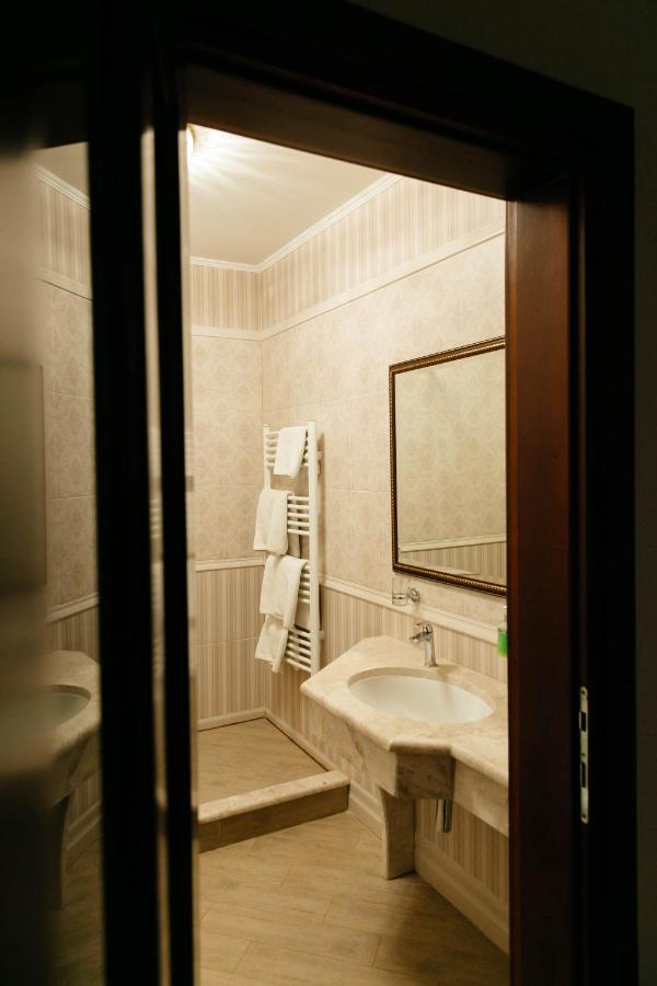 Chizay. Мала Гора Hotel แบรฮอฟ ภายนอก รูปภาพ